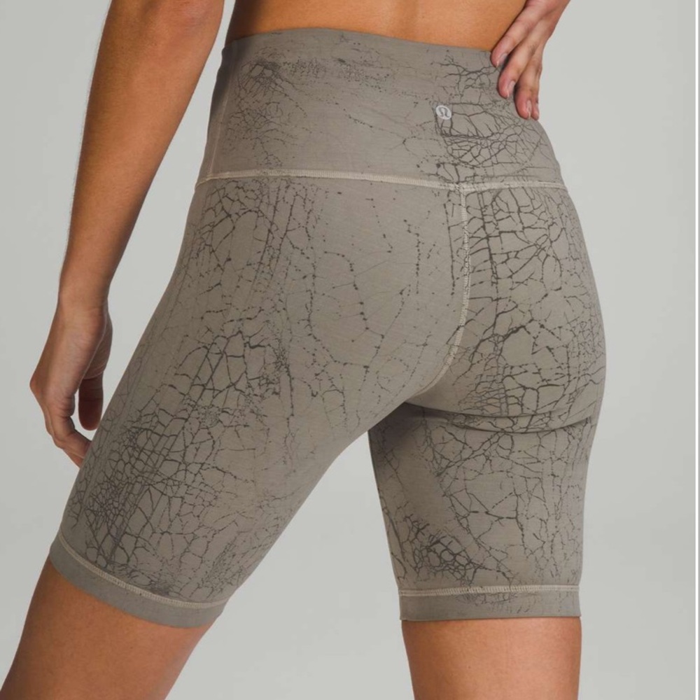 Lululemon Wunder Train High-Rise Short 8" - Size 4 - Thread Dye Rover Black